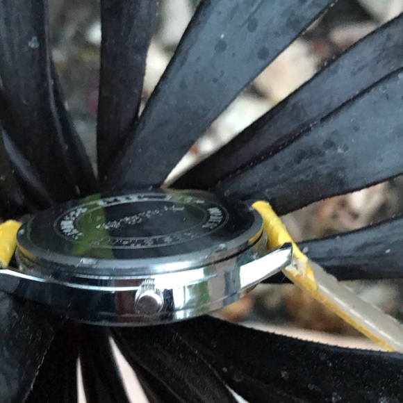 VERY RARE Minnie Holding Yellow Letter "A" Watch - Picture 5 of 7